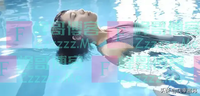 游泳的时候,最尴尬和有趣的事情是什么,网友的回答:裸泳算吗?