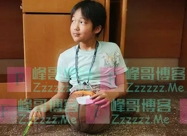 当年那个没腿的“篮球女孩”,如今28岁了,貌美如花,当了公务员