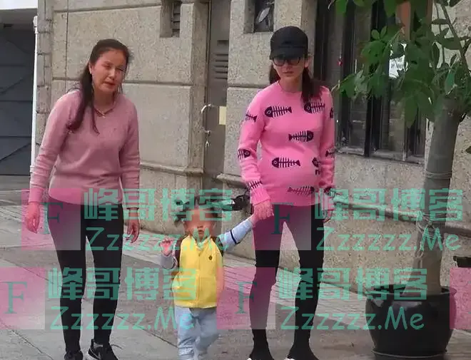 59岁郭富城与小4岁岳母合影,岳母已是奶奶了,他仍然帅气如小伙