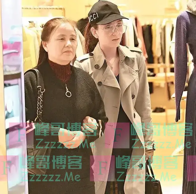 59岁郭富城与小4岁岳母合影,岳母已是奶奶了,他仍然帅气如小伙