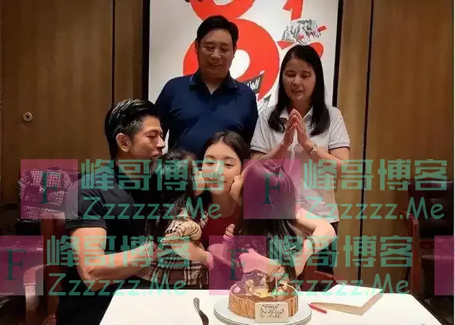 59岁郭富城与小4岁岳母合影,岳母已是奶奶了,他仍然帅气如小伙
