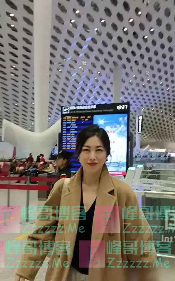 朱珠又带火了一种名媛穿法:驼色大衣+运动裤,时髦高级又洋气