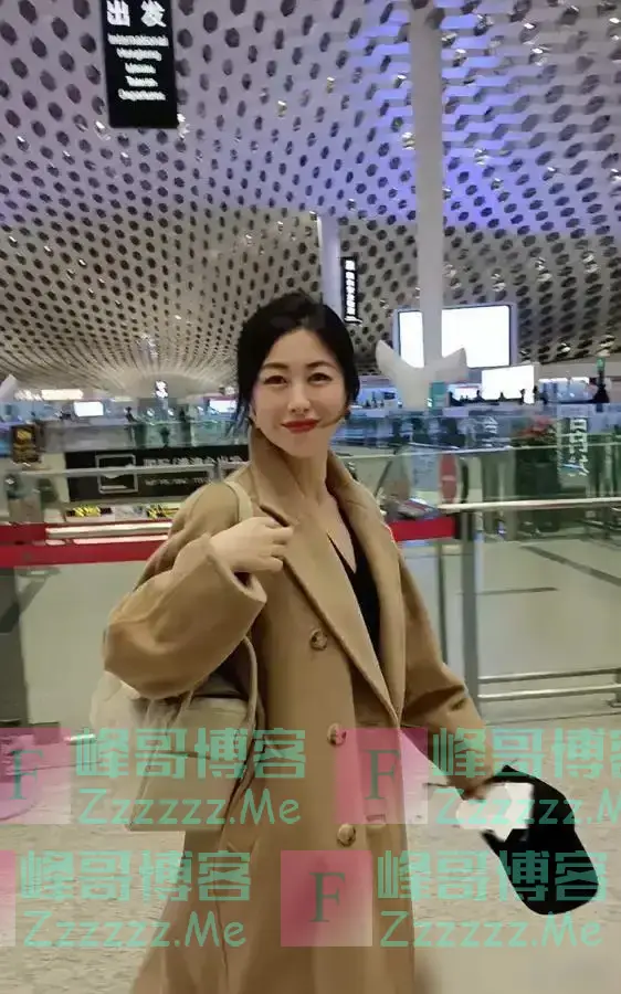 朱珠又带火了一种名媛穿法:驼色大衣+运动裤,时髦高级又洋气
