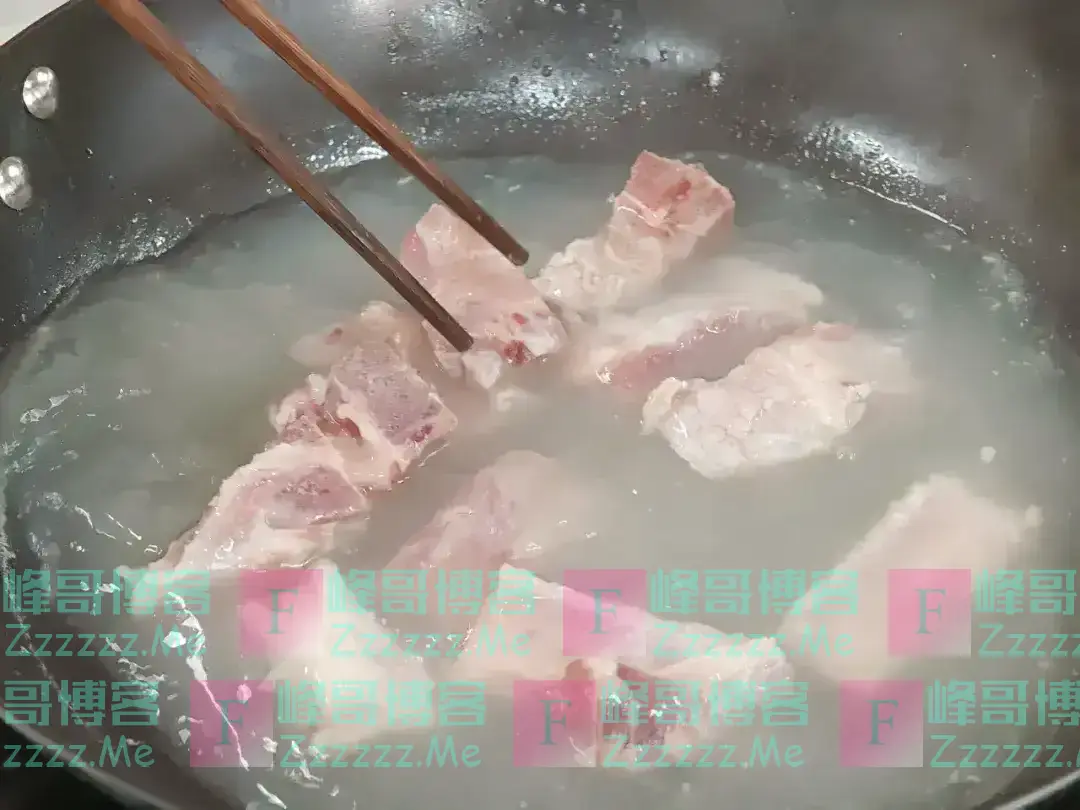 为什么排骨焯水后变得又腥又柴?问了大厨才知道,原来是用错水了