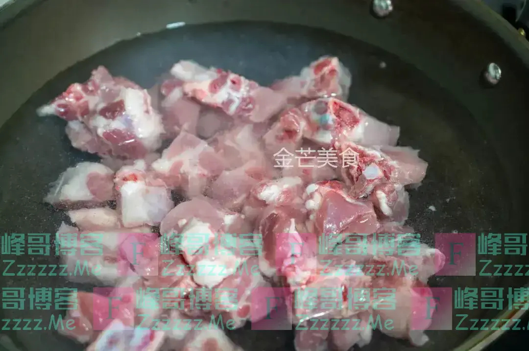 为什么排骨焯水后变得又腥又柴?问了大厨才知道,原来是用错水了