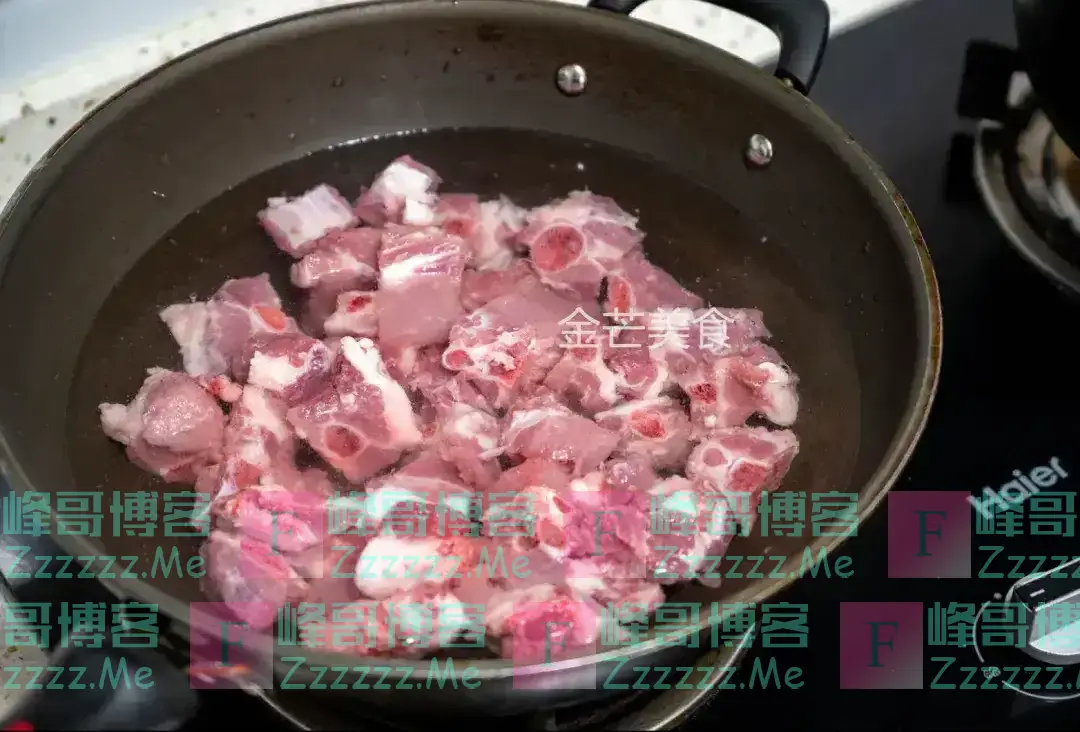 为什么排骨焯水后变得又腥又柴?问了大厨才知道,原来是用错水了