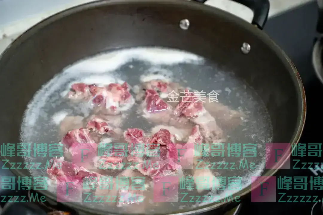 为什么排骨焯水后变得又腥又柴?问了大厨才知道,原来是用错水了