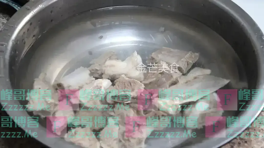 为什么排骨焯水后变得又腥又柴？问了大厨才知道，原来是用错水了