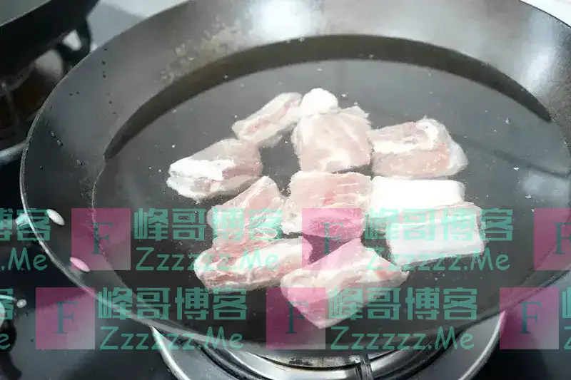 为什么排骨焯水后变得又腥又柴?问了大厨才知道,原来是用错水了