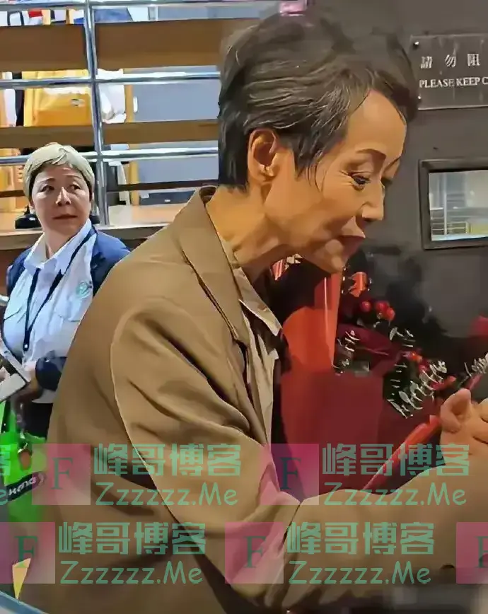 61岁叶童香港行生图，身躯佝偻、满脸皱纹，不老女神只是美颜强大 ???