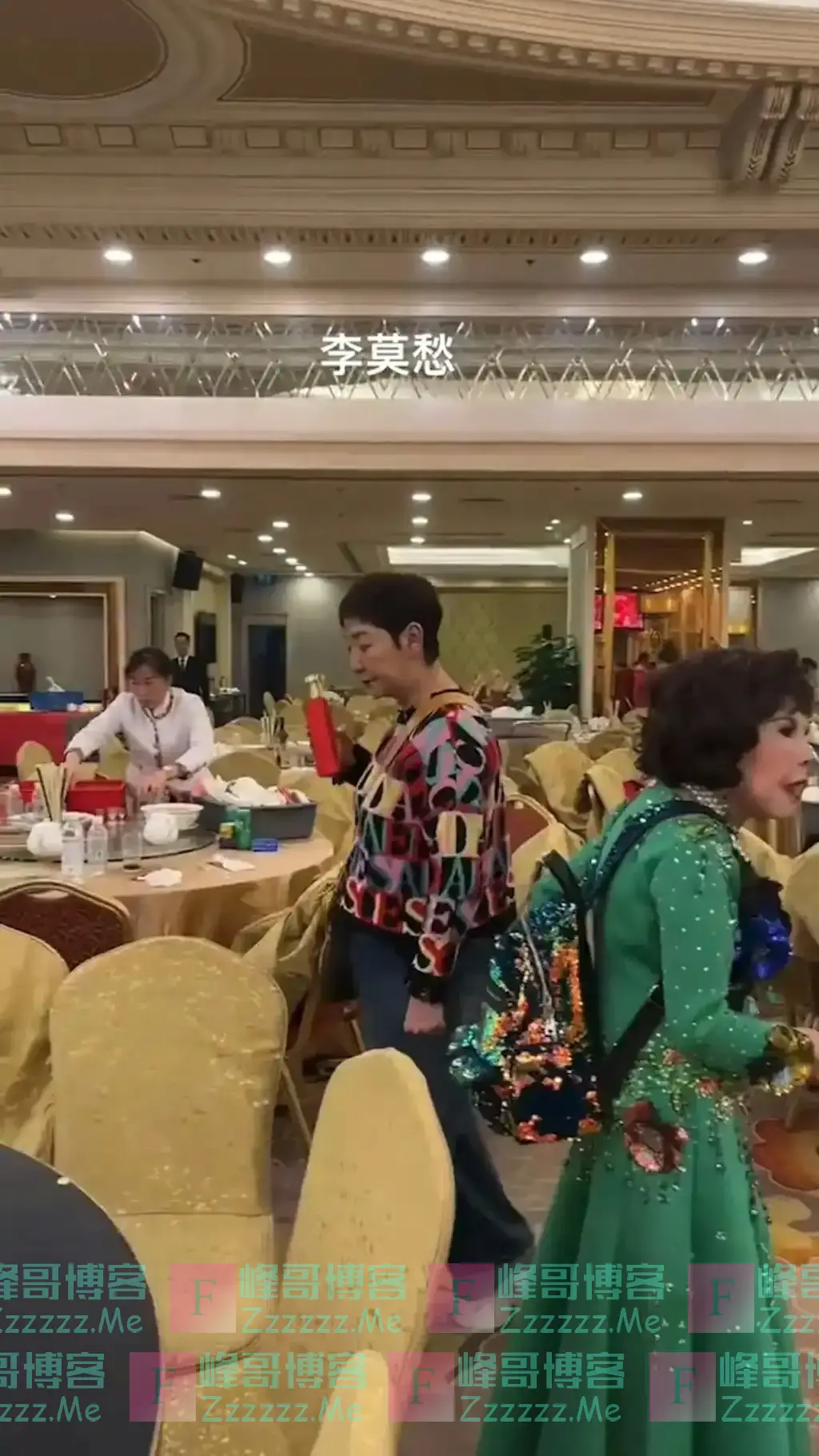 58岁港星吃席打包剩酒，呆滞摇酒瓶确认令人心酸，网友叹晚年凄凉